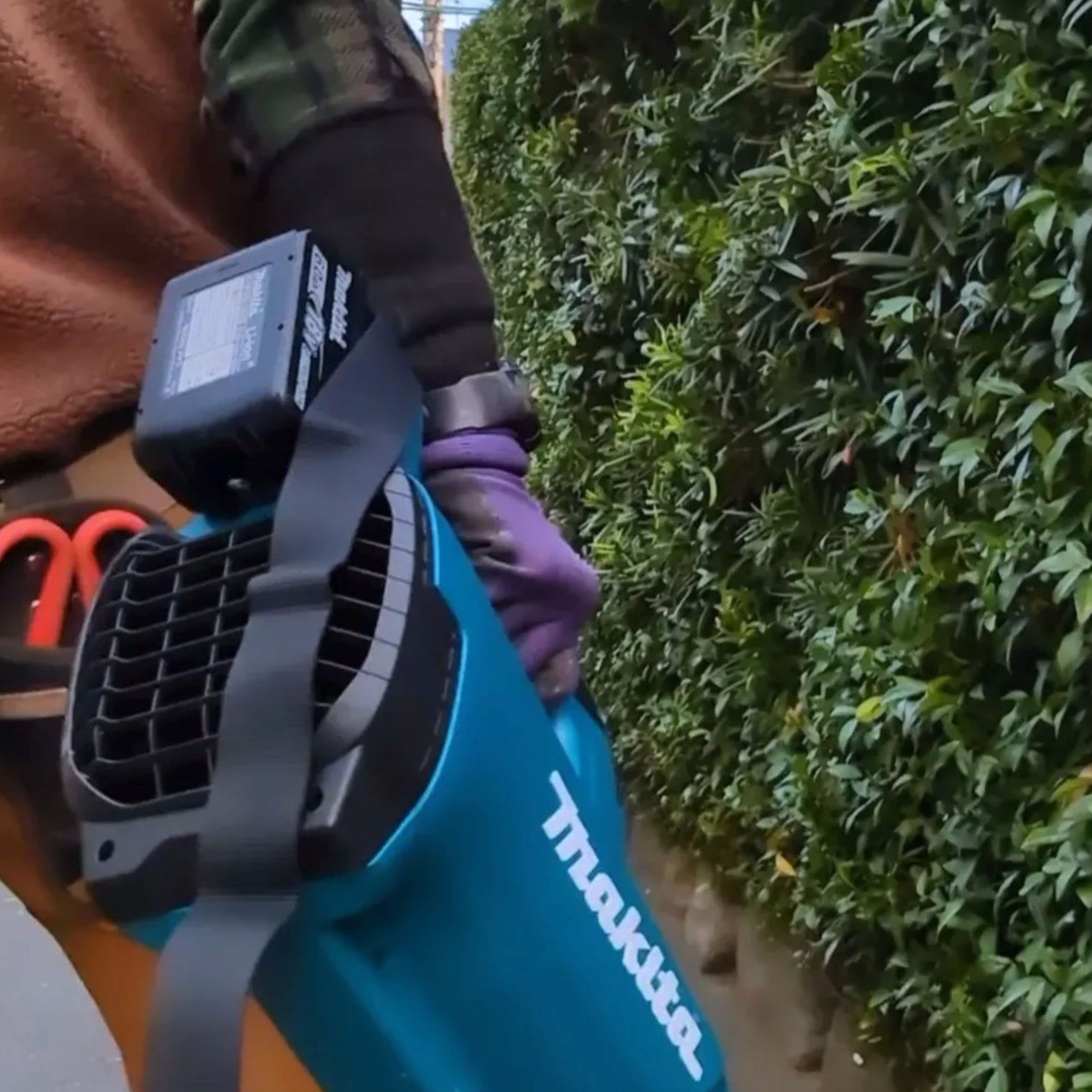 藤沢市にて、排ガスゼロの電動工具を使った作業中写真